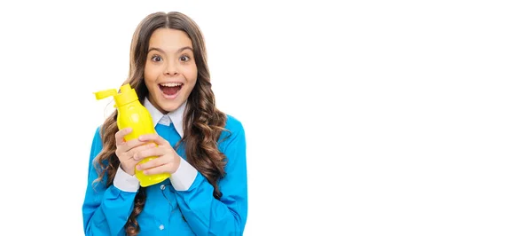 快乐的孩子拿着装有乳制品的黄色塑料瓶 用白色 酸奶隔开 孤立儿童脸 横幅头 复制空间的横向海报 — 图库照片