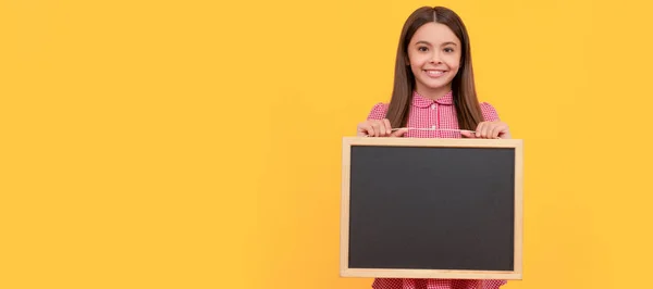 Venda Escola Feliz Adolescente Menina Segurar Quadro Negro Publicidade Infantil — Fotografia de Stock