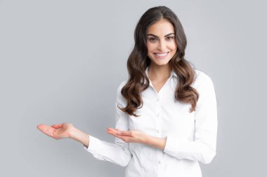 Kadın fotokopi alanını işaret ediyor, kopyalama alanını gösteriyor. Promosyon, reklam içerikli jest gösteren kız, elle tavsiye edilen ürünü işaret ediyor. İzole edilmiş arkaplan