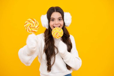 Lolipopu olan ergen bir kız, şeker yiyen bir çocuk, şekerci dükkanı olan çocuklar. Heyecanlı genç kız. Mutlu yüz, pozitif ve gülümseyen genç kız duyguları