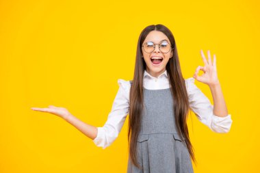 Heyecanlı bir yüz. Vay canına, inanılmaz. Şok olmuş bir çocuk fotokopi alanını işaret ediyor. İki eliyle ve parmaklarıyla kenarı gösteren genç bir kız. Şaşırtıcı bir ifade, neşeli ve mutlu.