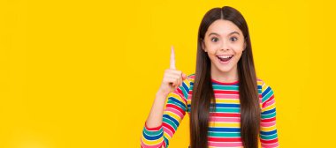 Mutlu yüz, pozitif ve gülümseyen genç kız duyguları. Çocuk yüzü, yatay poster, izole edilmiş genç kız portresi, fotokopi alanı olan pankart