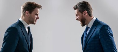 İnsan yüzü portresi, fotokopi alanı olan pankart. İki kızgın iş adamının yüz yüze bağırışları iş rekabeti ve çelişki yaratıyor