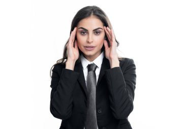Stres ya da baş ağrısı çeken genç bir kadının portresi. Yorgun, çaresiz ve stresli bir kız. Acı ve migren yüzünden. Üzgün depresif model, elleri başının üstünde. Olumlu düşün.