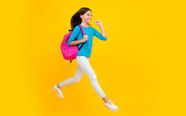 Sırt çantalı liseli kız. Tecrit edilmiş genç bir öğrenci. Öğrenme ve bilgi. Git çalış. Çocuk eğitimi konsepti. Heyecanlı bir genç, şaşkın ve neşeli duygular içinde