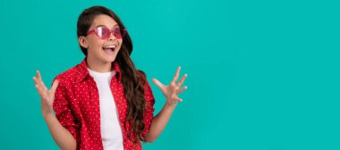 gözlüklü çocuk. Vlogger canlı yayında. Akıllı telefondan video blogu hazırlıyorum. Çocuk yüzü, yatay poster, izole edilmiş genç kız portresi, fotokopi alanı olan pankart