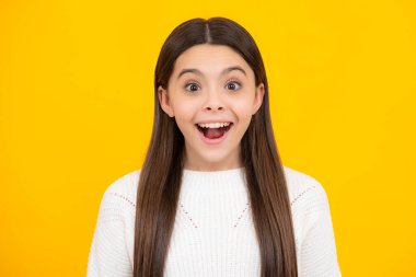 Çocuklar Günü 'nde. Heyecanlı çocuk suratı. Şaşırtıcı bir ifade, neşeli ve mutlu.