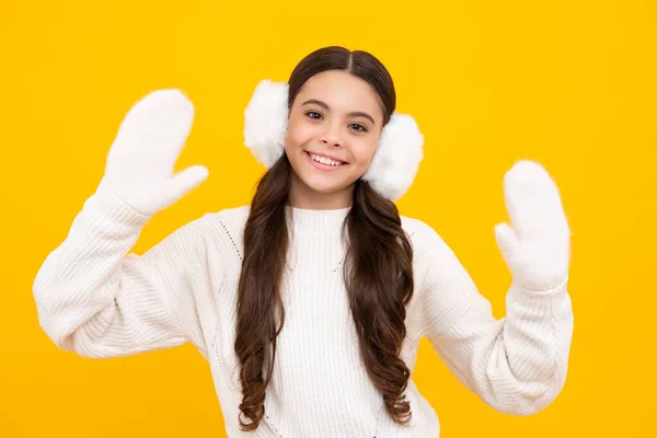 겨울에 귀덮개를 여학생 방학이야 어린이 소녀들의 긍정적 미소짓는 — 스톡 사진