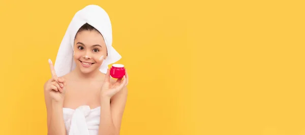 Gelukkig Tiener Kind Douche Handdoek Van Toepassing Gezichtscrème Cosmetica Huidverzorging — Stockfoto
