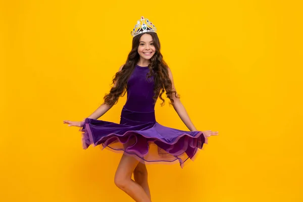 Pohybové Větrné Šaty Teenage Sobecká Dívka Slaví Úspěch Vítězství Teen — Stock fotografie