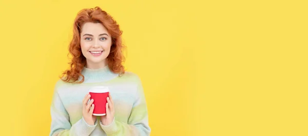 女性の孤立した顔の肖像画 コピースペースのバナー 朝のインスピレーション 女の子はお茶を飲む 女はプラスチックカップを持ってる おはようございます 幸せを表現し — ストック写真