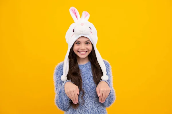 모자를 스웨터를 배경을 가지고 재미있게 적극적 미소짓는 소녀의 — 스톡 사진