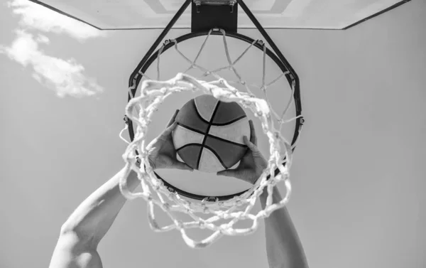 Basketball Player Throws Ball Hoop Sky Background Targeting — Stock Photo, Image