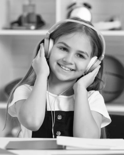 Χαρούμενο Παιδί Ακούει Μουσική Ακουστικά Στην Σχολική Τάξη — Φωτογραφία Αρχείου