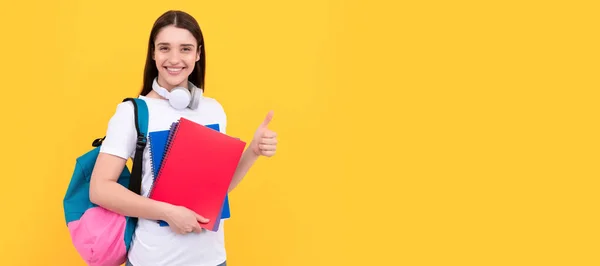 Studentka Šťastná Dívka Drží Zápisník Žlutém Pozadí Soukromý Učitel Učebnicemi — Stock fotografie