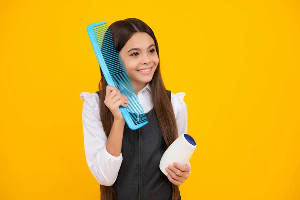 Teen Kind Mädchen Mit Shampoo Flasche Oder Duschgel Isoliert Auf — Stockfoto