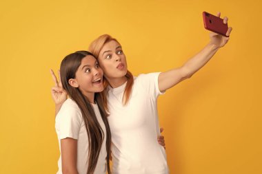 Anne ve kızının akıllı telefondan özçekim yapması hayret verici. Video incelemesi..