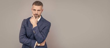 İnsanı harika gösteriyor. Profesyonel gri arka plan. Resmi tarz. Erkek giyim mağazası. İnsan yüzü portresi, kopyalama alanı olan pankart