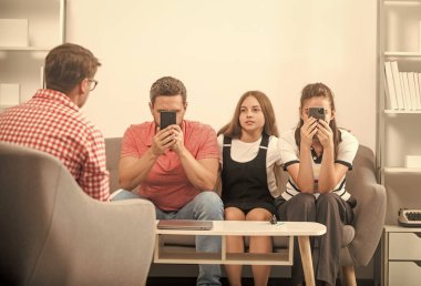 Telefon bağımlısı bir çocuk, anne ve babası psikolog sorunları çözüyor, iletişim kuruyor..