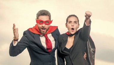 Gökyüzü arka planında süper kahraman kıyafetli harika bir çift..