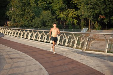 Kaslı gövdesi olan enerjik bir koşucu..