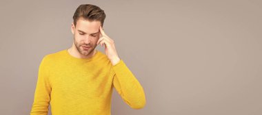 Mutsuz hasta bir adam migren krizi geçiriyor. Geçmişi gri, başı ağrıyor. İnsan yüzü portresi, kopyalama alanı olan pankart