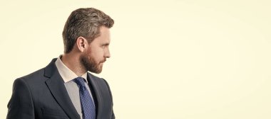 İnsan yüzü portresi, fotokopi alanı olan pankart. Takım elbiseli iş adamı, izole edilmiş stüdyo geçmişi, afiş. İş formatında profesyonel erkek profili portresi beyaz üzerine izole edilmiş, yönetici