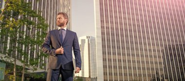 Ofis dışında bilgisayarla çalışan başarılı bir adam. Serbest çalışıyor. İnsan yüzü portresi, kopyalama alanı olan pankart