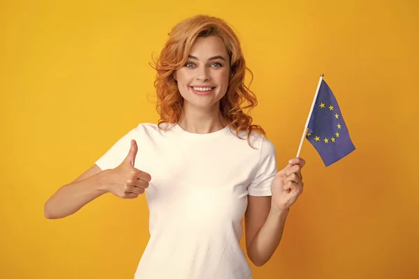 Πορτρέτο Της Φιλικής Όμορφης Γυναίκας Που Κρατά Σημαία Της Ευρωπαϊκής — Φωτογραφία Αρχείου