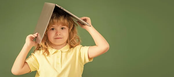 黒板に学校の生徒の少年 バナーコピースペース 子供の男の子はコンピュータを使って学校の教室でオンラインで勉強します — ストック写真