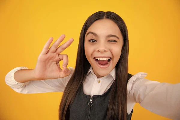 Módní Teen Dívka Módní Oblečení Dělat Selfie Pózování Žlutém Pozadí — Stock fotografie