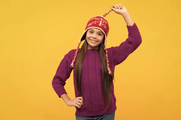 Expressar Emoção Positiva Criança Feliz Chapéu Earflap Malha Criança Usar — Fotografia de Stock