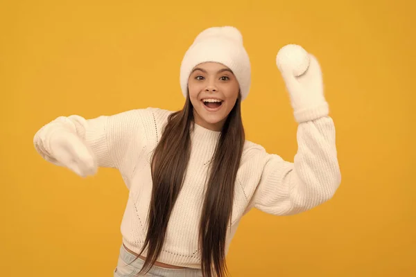 Overrasket Barn Vinter Hat Handsker Barn Med Snebolde Gul Baggrund - Stock-foto