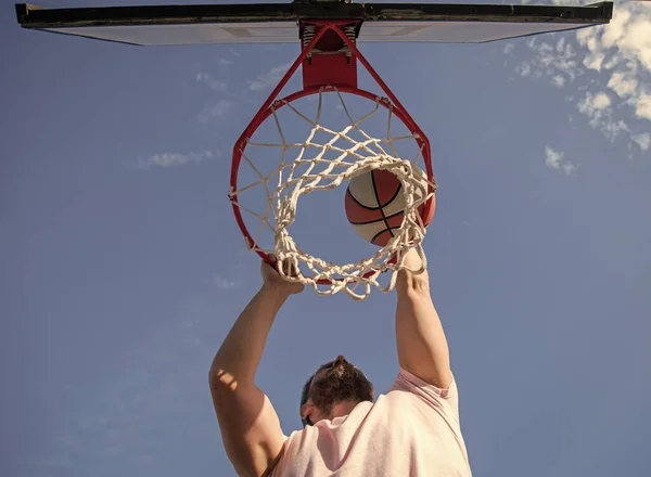 Ung Man Med Basketboll Planen Professionell Basketspelare Träning Utomhus Killen — Stockfoto