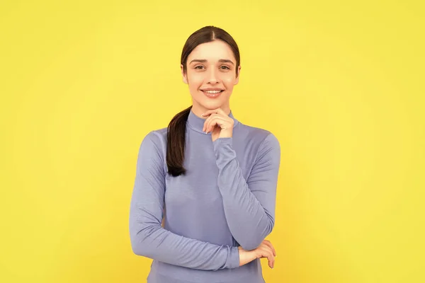 Fröhliches Frauenporträt Auf Gelbem Hintergrund Emotionen — Stockfoto