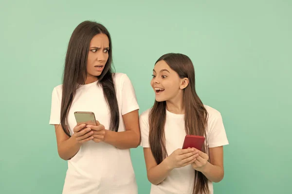 Empörte Mutter Und Tochter Chatten Auf Smartphone Auf Blauem Hintergrund — Stockfoto