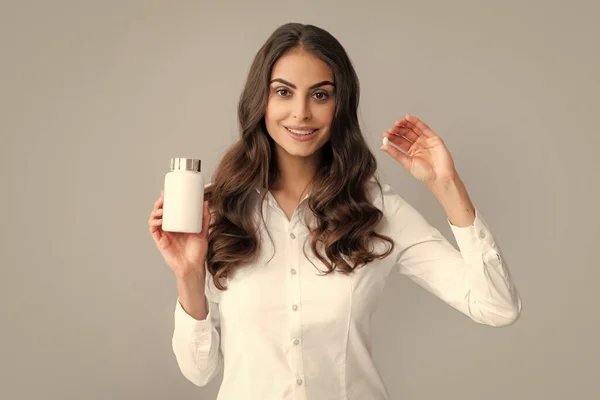 Mulher Segurando Garrafa Suplementos Dietéticos Vitaminas Suas Mãos Fecha Conceito — Fotografia de Stock