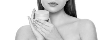 Kırpılmış genç kız elinde krema kavanozu beyaz arka planda izole cilt, reklam.