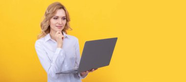 e-postayı kontrol et Serbest çalışan bir kadının blog 'unu internete koymayı düşünüyorum. kopyalama alanı. İş kadını. İzole edilmiş yüz portresi, taklit alanı olan pankart