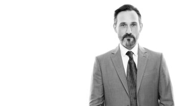 Beyaz fotokopi alanı ve karizmada izole edilmiş iş elbisesi içindeki olgun gri girişimci..