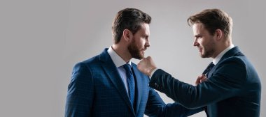 İnsan yüzü portresi, fotokopi alanı olan pankart. saygısızlık ve çelişki. İş ortakları birbirini suçlar. İş insanlarını tartışıyorlar