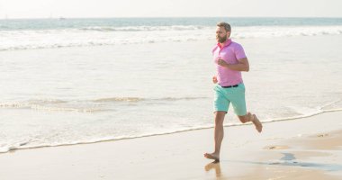 Yaz plajında koşan atletik adam antrenman, fotokopi alanı, maraton.