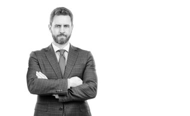 Profesyonel ve kendinden emin. Kendine güvenen iş adamı beyazda izole edilmiş. Takım elbiseli profesyonel bir adam. Yönetici kollarını kavuştursun. Ciddi patron. Görünüm önemlidir, boşluğu kopyala.