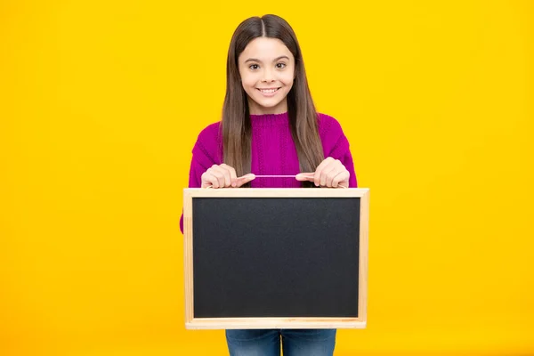 Conselho Vendas Escola Menina Adolescente Alegre Garoto Segurar Quadro Negro — Fotografia de Stock