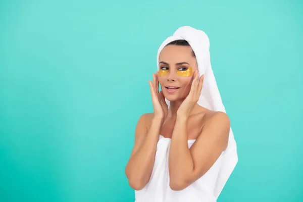 Młoda Kobieta Ręczniku Prysznicowym Plastrem Nawilżającym — Zdjęcie stockowe
