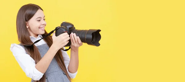 Dzieciak Używa Kamery Cyfrowej Fotografowanie Szczęśliwych Dzieci Szkoła Fotografii Hobby — Zdjęcie stockowe