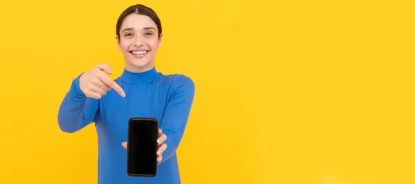 Chica Feliz Señalando Dedo Pantalla Del Teléfono Inteligente Espacio Copia —  Fotos de Stock