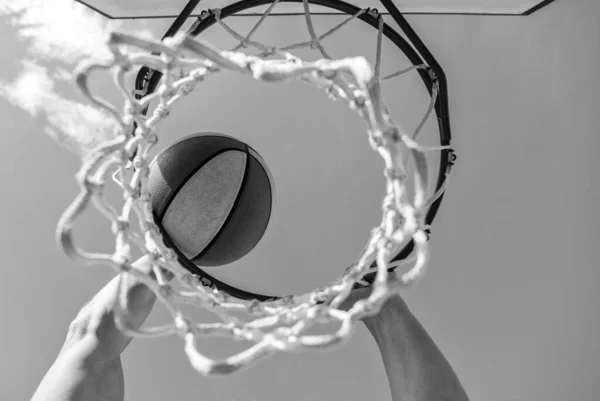 Kille Doppning Basket Boll Genom Nätet Ring Med Händerna Inriktning — Stockfoto