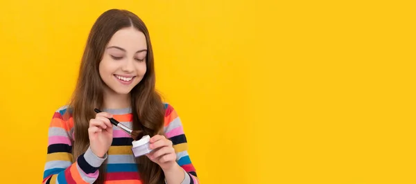 Happy Girl Kind Toe Passen Cosmetica Met Stichting Borstel Gele — Stockfoto