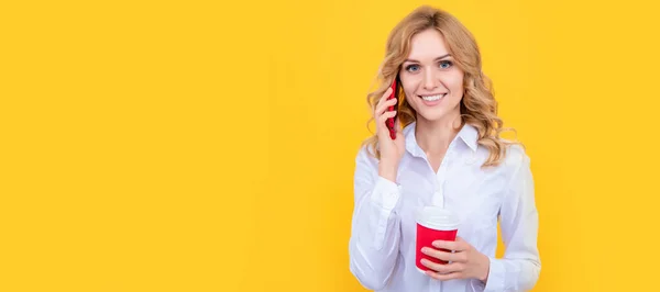 Glückliche Blonde Frau Mit Kaffeetasse Telefoniert Auf Gelbem Hintergrund Frau — Stockfoto